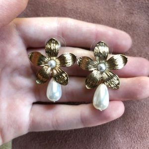 Gold-plated faux pearl flower earrings